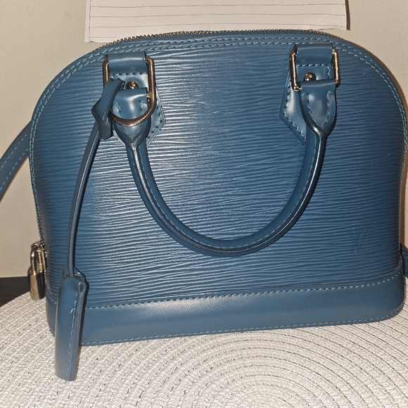 ✨ Authentic Louis Vuitton Alma BB in rare Cyan Épi leather. - Picture 3 of 16